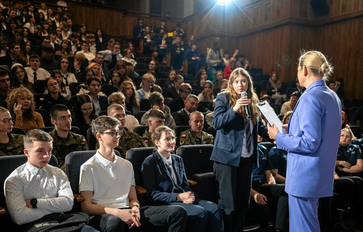 Przysposobienie obronne na lekcjach wf? Nauczyciele o pomyśle minister Nowackiej. Jest jedno "ale"