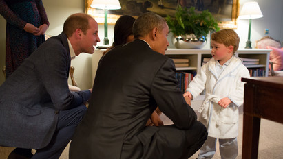 Meg kell zabálni! A kis György herceg pizsamában fogadta az amerikai elnököt - fotók