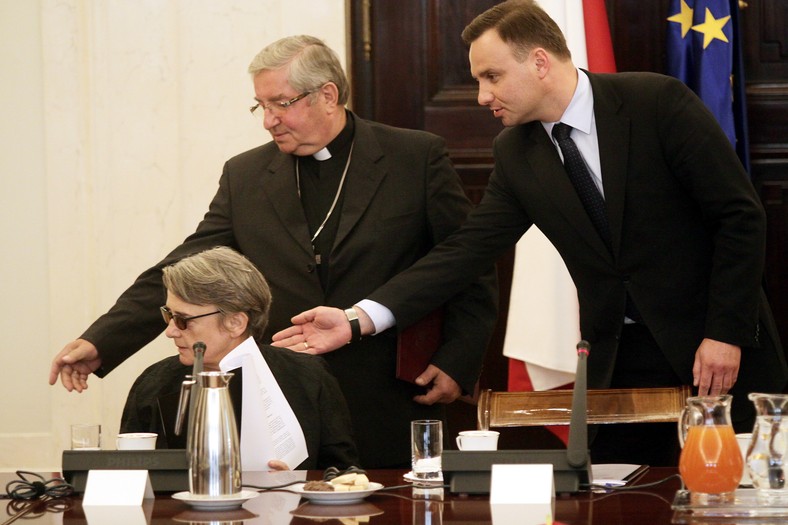 Zdjęcie z 2009 r. Reżyser Agnieszka Holland (L), abp Sławoj Leszek Głódź (C) i podsekretarz stanu w Kancelarii Prezydenta RP Andrzej Duda (P)