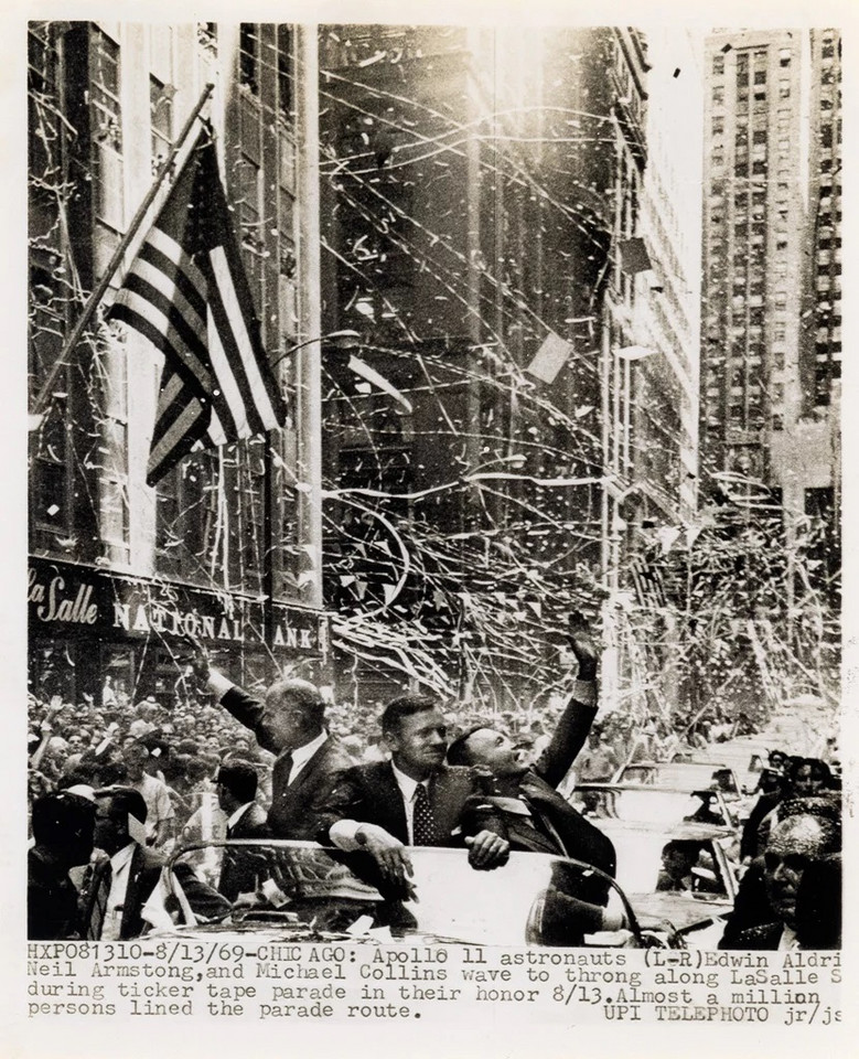 Buzz Aldrin, Neil Armstrong i Michael Collins machający podczas parady w Chicago (fot. Swann Galleries)