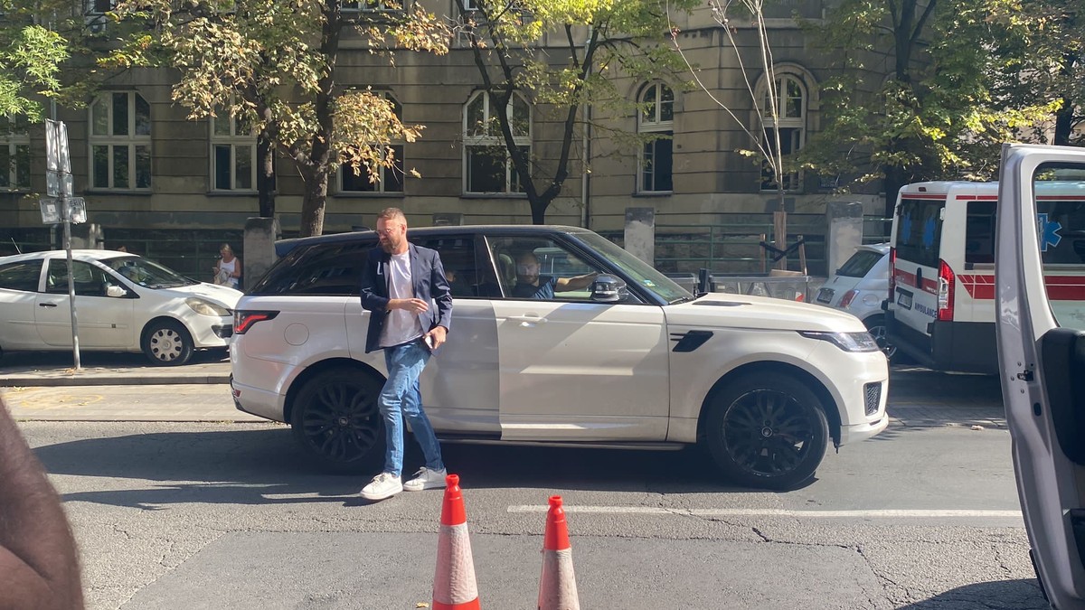 "KAD SMO POSTALI TOLIKO SUROVI, JA SAM VAM PREDMET ISMEVANJA" Pevač se oglasio nakon napada: "Da li samo radim svoj posao?" (FOTO)