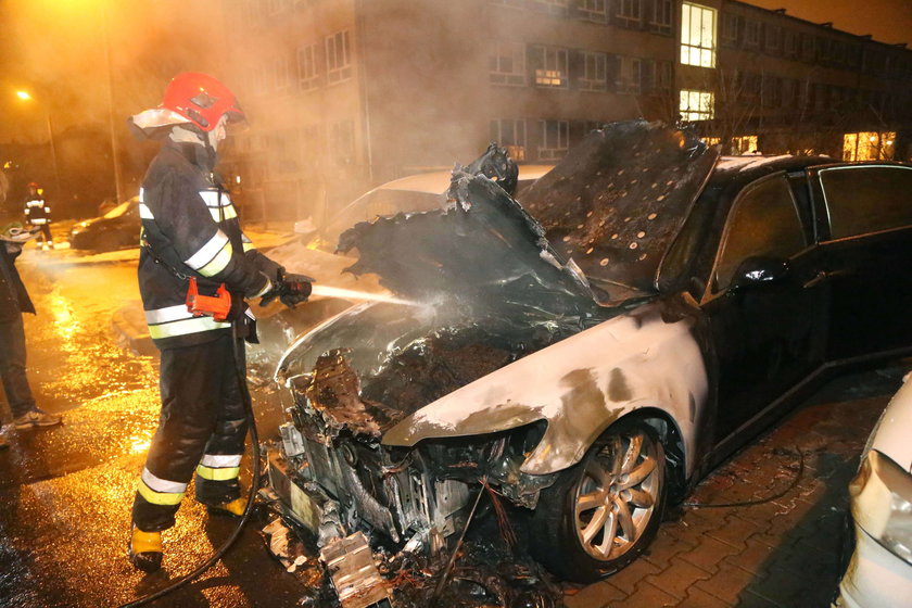 Pożar samochodów w centrum Olsztyna, ktoś podpala auta