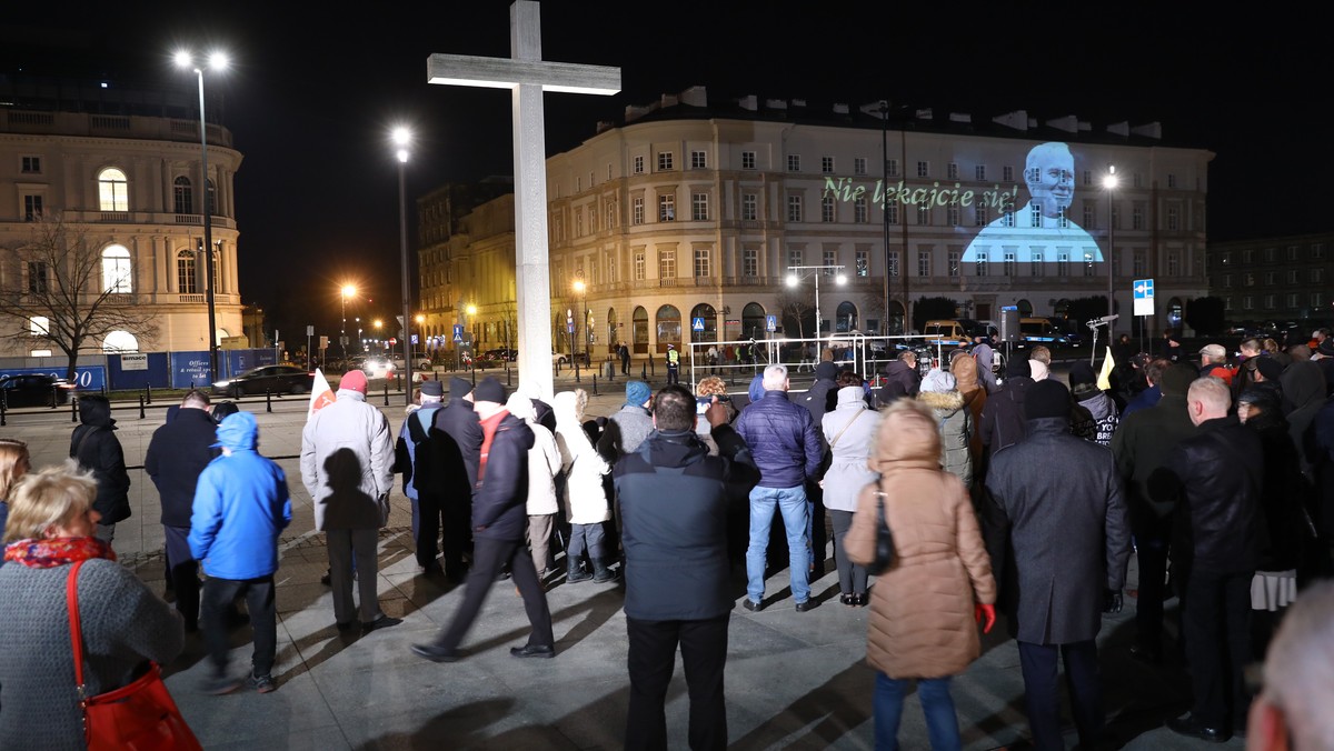 Wieczorem na pl. Piłsudskiego w Warszawie rozpoczęło się czuwanie w 13. rocznicę śmierci Jana Pawła II. Hasłem tegorocznych obchodów są słowa wypowiedziane podczas Mszy świętej inaugurującej pontyfikat papieża Polaka – "Nie lękajcie się".