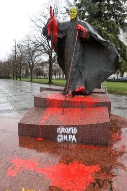 Podejrzany o dewastację pomnika Jana Pawła II usłyszał zarzuty