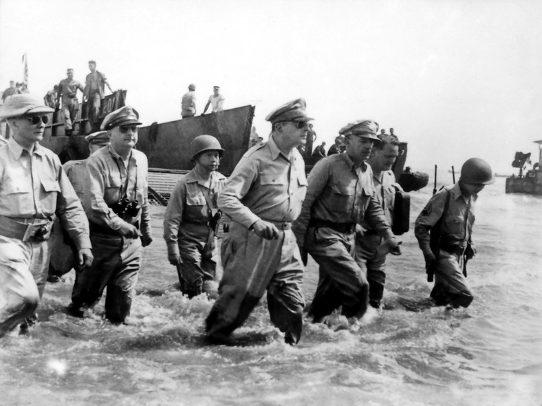 Gen. Douglas MacArthur w okularach Ray-Ban podczas lądowania na Filipinach, 20 października 1944 r. Zdjęcie, jak i wygłoszone przez MacArthura zdanie "Wróciłem" przeszły do historii USA