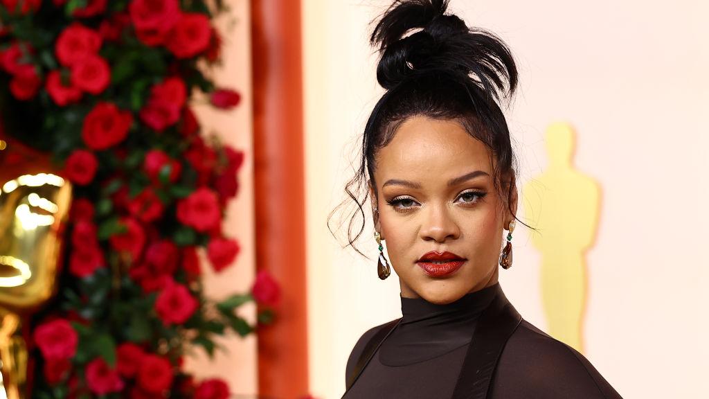 Rihanna felajzott apácának öltözött legújabb címlapfotóján