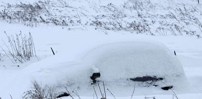 Ale gapa! Śnieg zasypał mu auto, a on zgłosił kradzież!