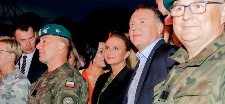 Wszystko, co najbardziej HOT: Militarny look Joanny Kurskiej na koncercie TVP. FOTO