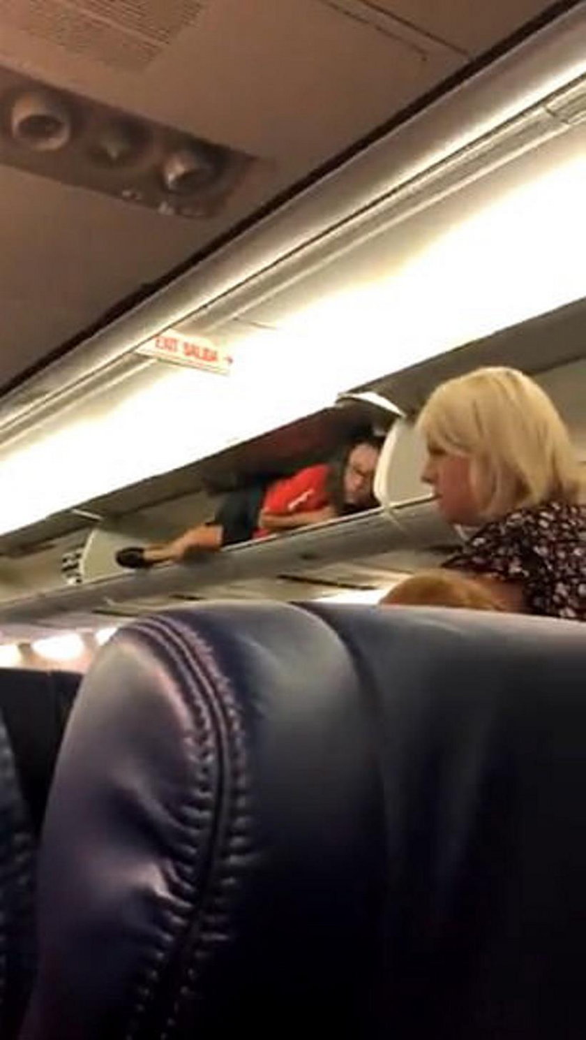 USA: stewardessa samolotu schowała się w schowku na bagaże