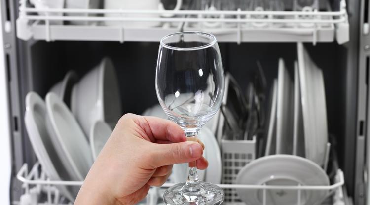 Ha ezekre figyelsz, nem lesz többé opálos, foltos mosogatás után a pohár Fotó: Getty Images