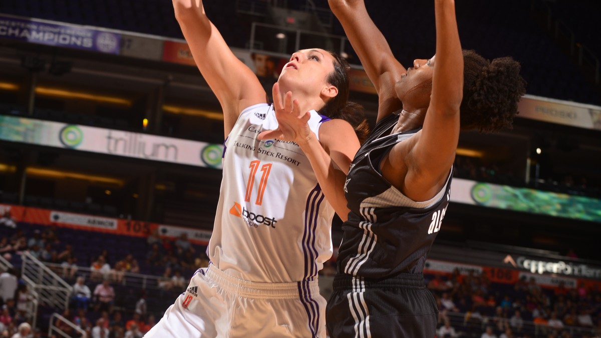 W wielkim finale WNBA mierzą się ekipy Phoenix Mercury oraz Chicago Sky. Pierwsze starcie na swoją korzyść zapisały koszykarki Mercury 83:62. Swój udział w zwycięstwie miała Ewelina Kobryn, która zdobyła cztery punkty.