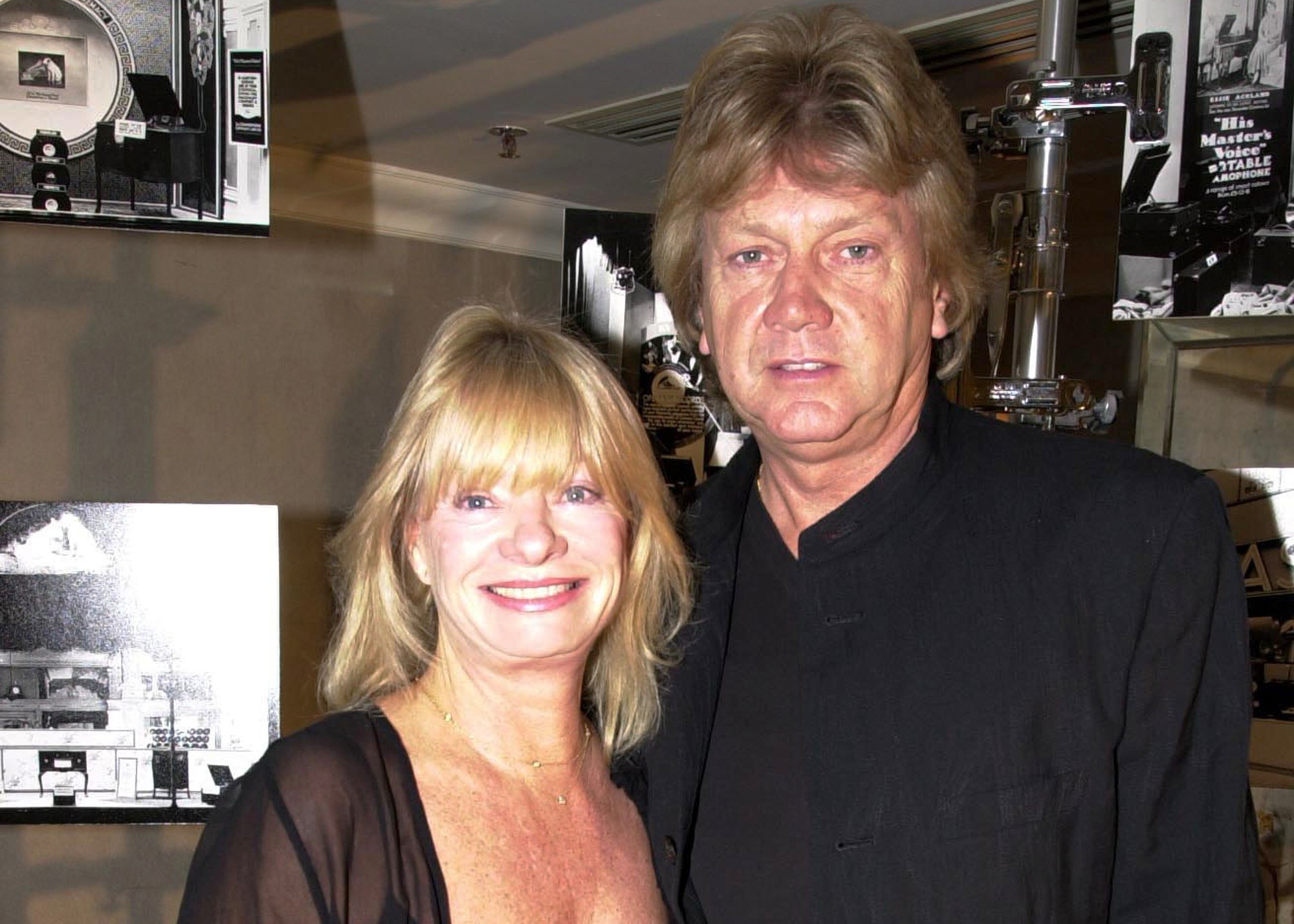 Britský spevák a gitarista John Lodge, dlhoročný člen anglickej kapely The Moody Blues, a jeho manželka.