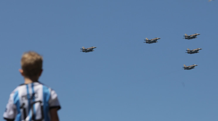 Péntek délelőtt tartják a légiparádé főpróbáját / Illusztráció: MTI/EPA/Abir Szultan