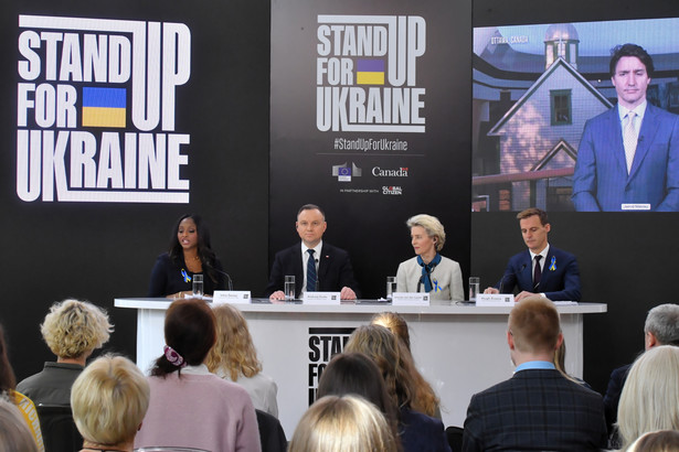 Andrzej Duda, Ursula von der Leyen. Na monitorze premier Kanady Justin Trudeau