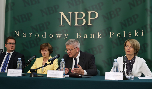 Dyrektor Departamentu Komunikacji i Promocji NBP Marcin Kaszuba (L), prof. Anna Zielińska Głębocka (2L), prezes NBP Marek Belka (2P) oraz prof. Elżbieta Chojna-Duch (P) podczas konferencji prasowej po posiedzeniu Rady Polityki Pieniężnej w Warszawie.