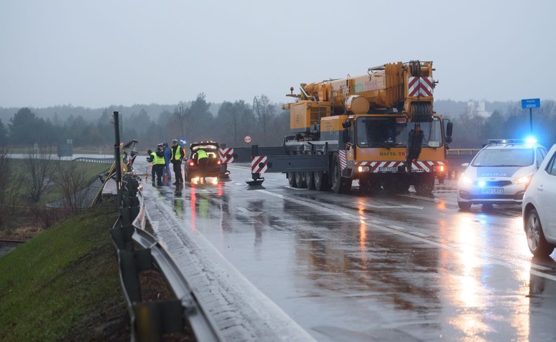 Miejsce wypadku ciężarówki do przewozu drewna