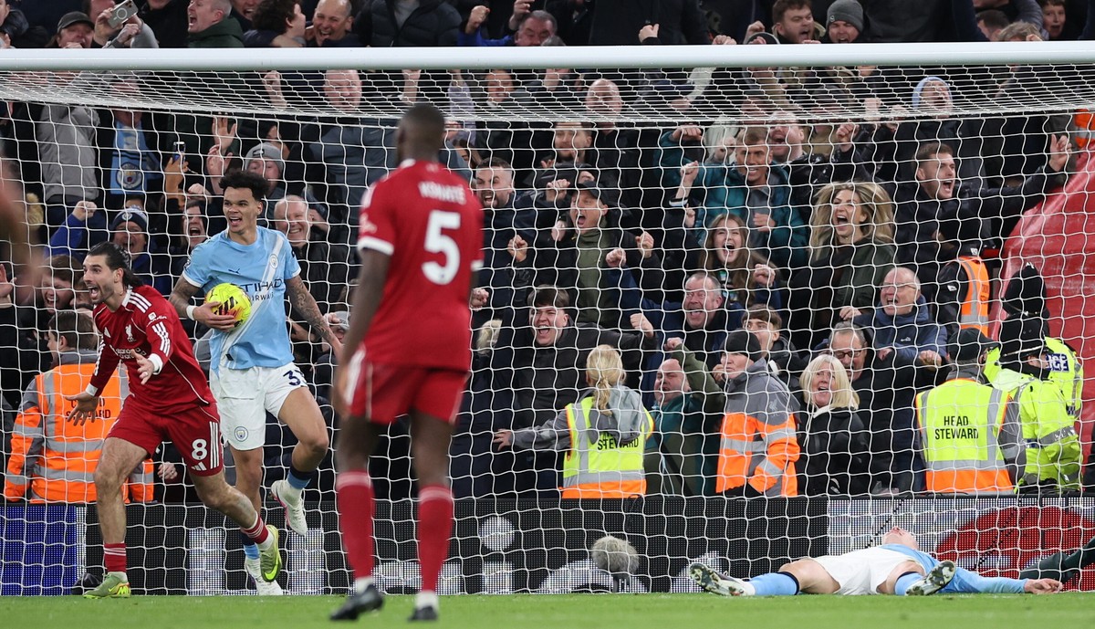 Gol z połowy boiska unieważniony przez VAR. Kuriozalna sytuacja w meczu Liverpool - Man City