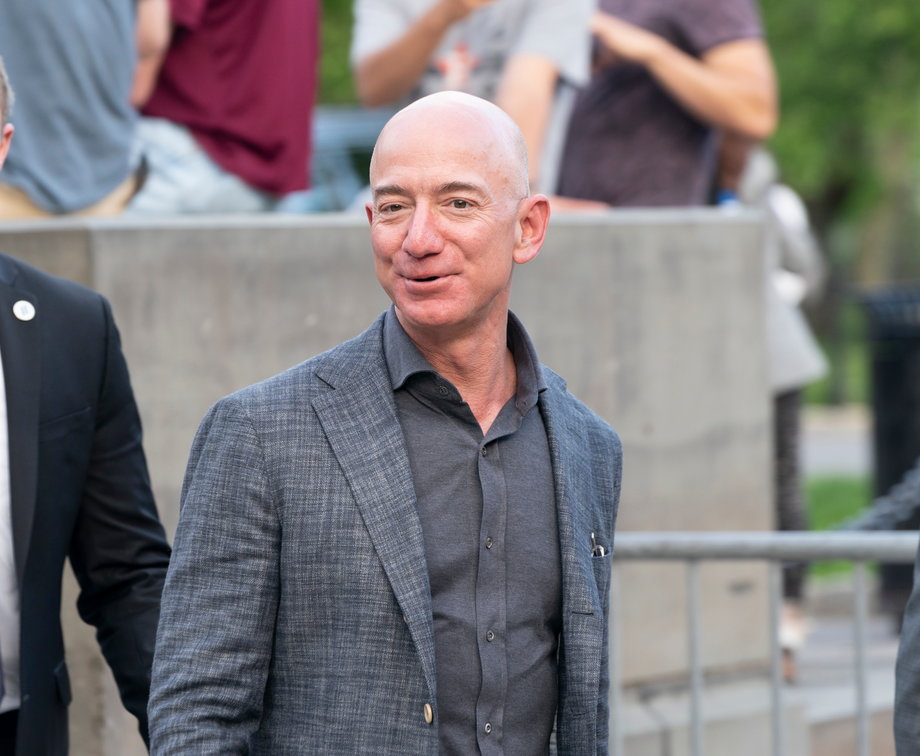 Autorzy raportu przyjrzeli się zestawieniu 100 najbogatszych ludzi z branży technologicznej autorstwa magazynu Forbes. Na samym szczycie zestawienia z 2020 r. uplasował się Jeff Bezos.