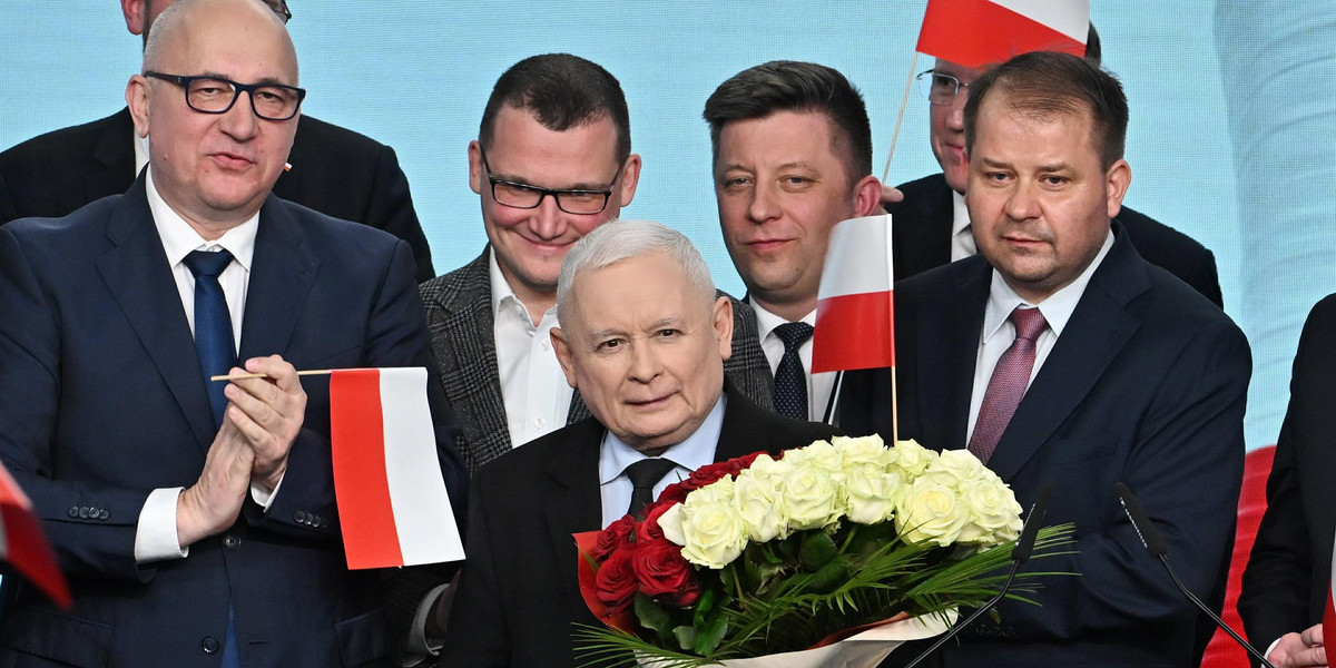 Asystent prezesa PiS Jacek Cieślikowski (po prawej stronie Jarosława Kaczyńskiego) w czasie wieczoru wyborczego po I turzej wyborów samorządowych.