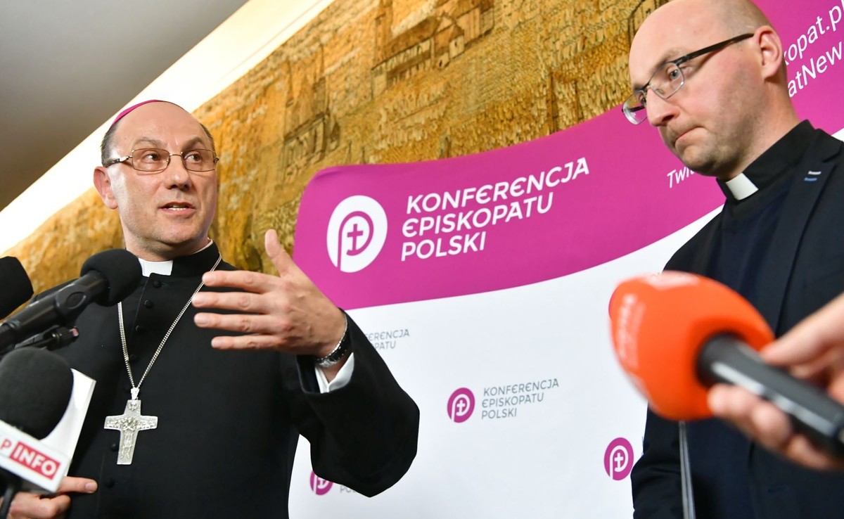 Prymas Polski abp Wojciech Polak (L) i koordynator medialny Centrum Ochrony Dziecka ks. Piotr Studnicki (L) 