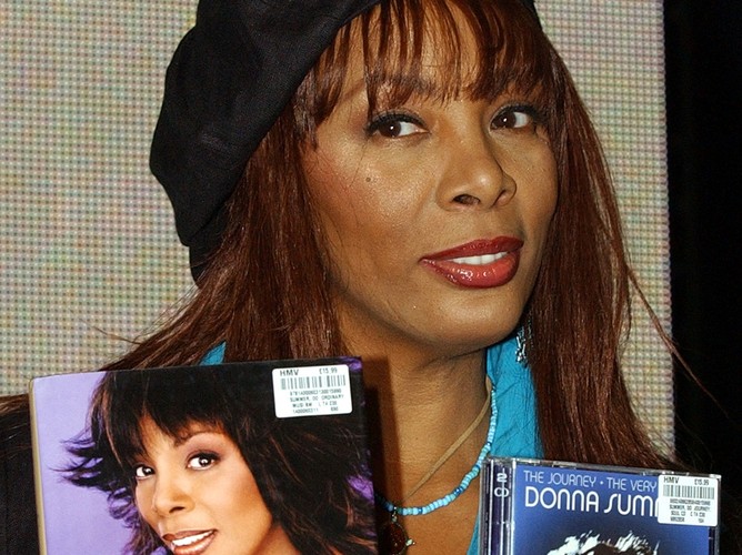 Podczas promocji jej książki 'Ordinary Girl' i płyty 'The Very Best of Donna Summer' – czerwiec 2004
