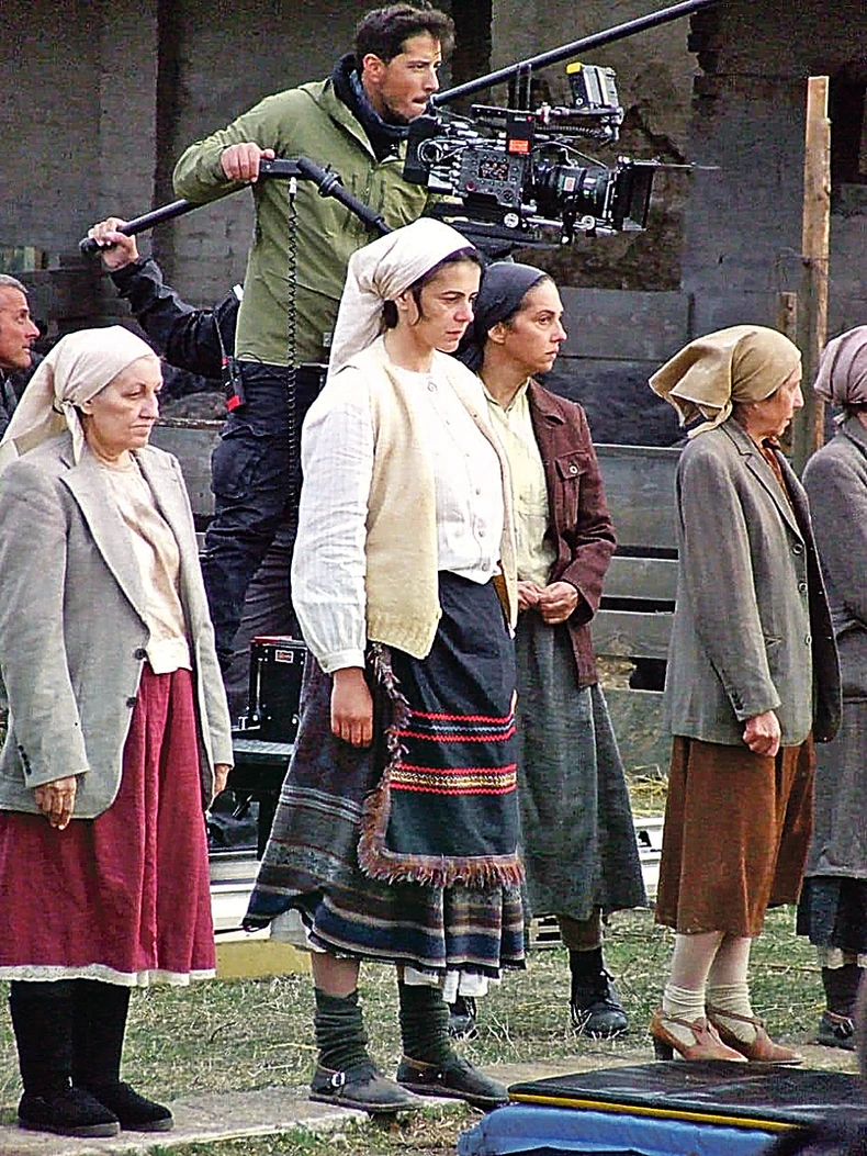 Nataša Drakulić (u sredini sa belom maramom) se takođe pojavljuje u filmu 