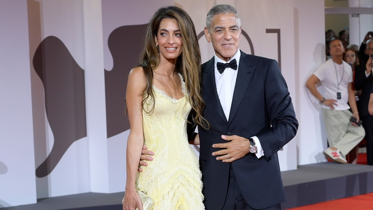 George Clooney egy hős! Így segített fel egy fotóst, aki hatalmasat zakózott a velencei filmfesztiválon – videó