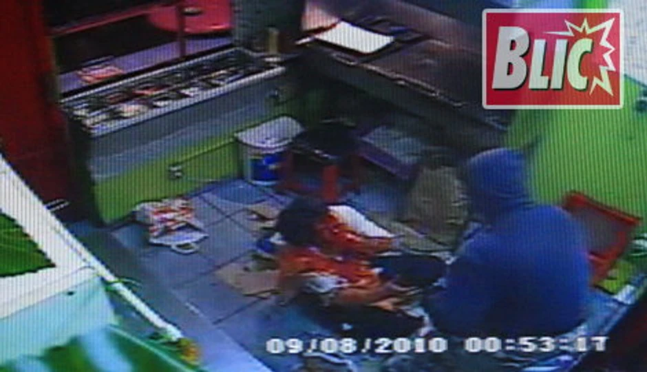 Najbrutalniji od sva tri pljačkaša tada sečivom ubada ženu, vuče je po radnji...