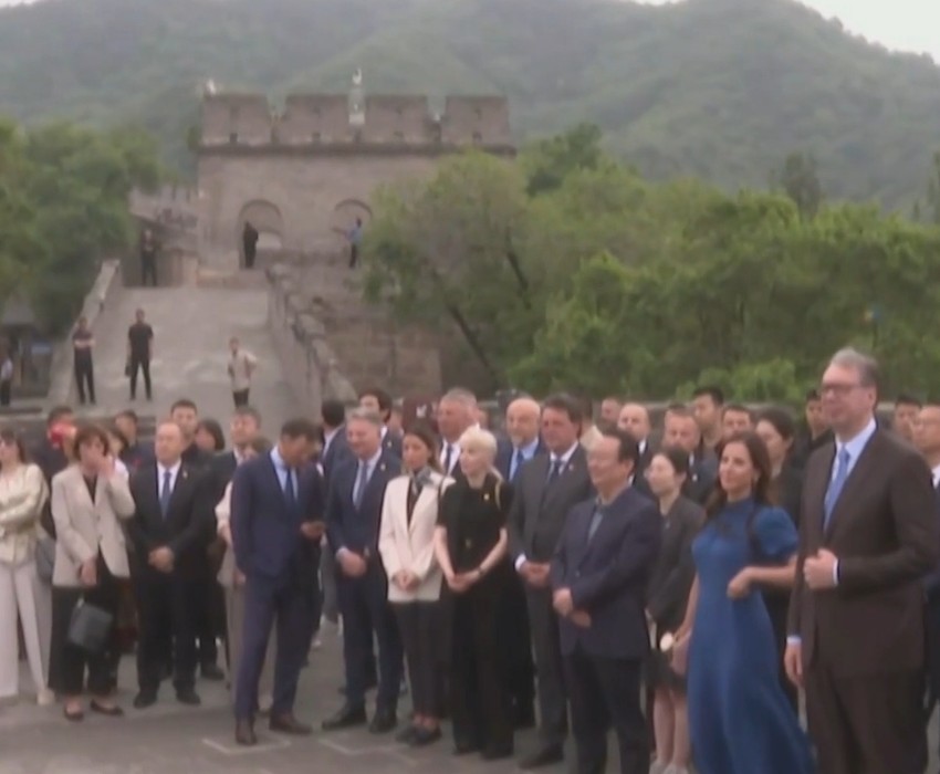 Aleksandar Vučić i delegacija iz Srbije posetila Kineski zid, igra se srpsko kolo