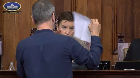 Ćuta prišao Ani Brnabić sa natpisom "Nećete kopati"