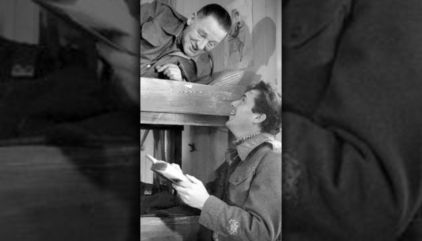 Dirk Bogard na snimanju filma "Lozinka je hrabrost" u kojem tumači lik Čarlsa Kauarda