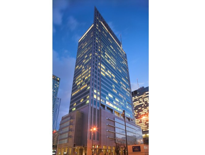 Już prawie standardem w inteligentnym zarządzaniu biurowcami stało się zastosowanie systemu Building Management System (BMS), który integruje wszystkie instalacje dostępne w obiekcie. Systemy BMS nadzorują parametry pracy poszczególnych urządzeń, alarmują o niedociągnięciach i awariach. Pozwalają też zarządzać alarmem, monitoringiem, wentylacją, klimatyzacją, a także ogrzewaniem poszczególnych części biurowca. Nieodłącznym elementem wielu z nich jest specjalne oprogramowanie, dzięki któremu można w łatwy sposób odczytywać i zmieniać parametry pracy poszczególnych urządzeń, często z poziomu urządzeń mobilnych.<br><br>

Inteligentne budynki wyposaża się w też czujniki i detektory, które umożliwiają kontrolę nad wszystkimi dostępnymi w pomieszczeniu urządzeniami. Można w ten sposób maksymalizować efektywność pracy biurowego sprzętu, ograniczyć emisję zanieczyszczeń, a jednocześnie zredukować koszty. W Warsaw Financial Center działa także rozbudowany system monitoringu. Ponadto budynek może poszczycić się trzema niezależnymi źródłami zasilania, dzięki któremu nie występuje ryzyko utraty danych na skutek wyłączenia prądu. Ponadto dostępny jest (jako usługa dodatkowa) własny agregat prądotwórczy. Wieżowiec posiada też własną stację uzdatniania wody. W podziemiach WFC znajduje się pięć zbiorników o łącznej pojemności około 600 tys. litrów. Budynek chronią również zaawansowane zabezpieczenia pożarowe, w tym nowoczesne detektory dymu.