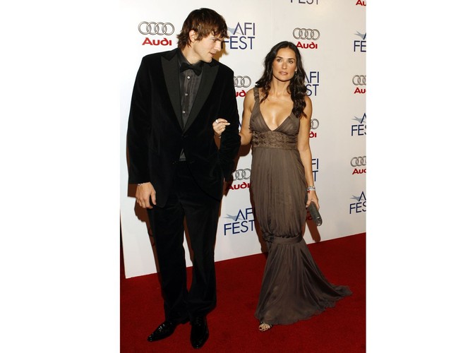 Róznica wieku nie była przeszkodą w ich wzwiązku, więc dlaczego Ashton zdradził Demi z 23-letnią blondynką?