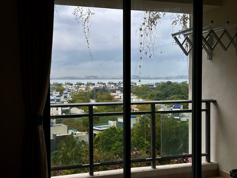 Vista de villas con vistas al mar desde un edificio residencial en Forest City.