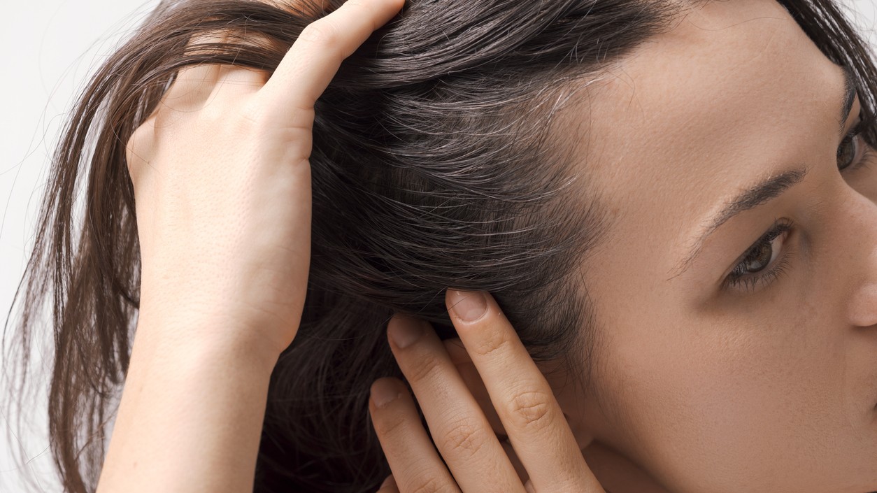 Táto jedna zmena môže spomaliť šedivenie. Len málo ľudí o nej vie.