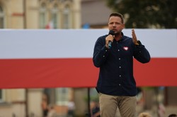 Spotkanie Trzaskowskiego w Skawinie. Policja wylegitymowała Nitrasa