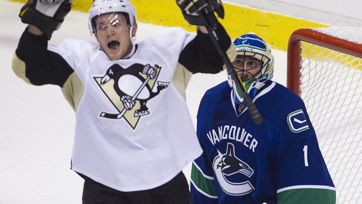 Udanie rozgrywki we własnym mieście zainaugurowali Pittsburgh Penguins. Pingwiny pomimo braku Jewgienija Małkina i Sidneya Crosby'ego pokonali 4:2 Florida Panthers.