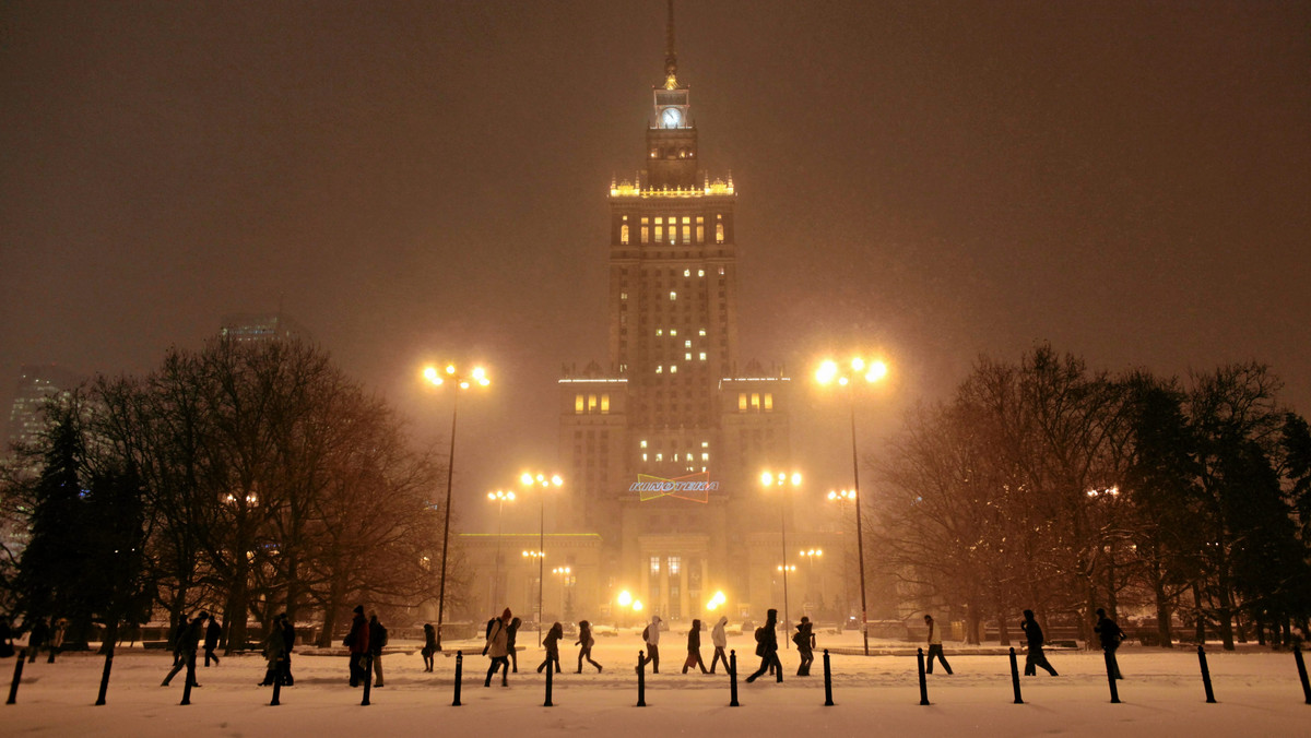 Po południu włączono nowe oświetlenie Pałacu Kultury i Nauki. Nowa iluminacja będzie działać codziennie, od zmierzchu do północy. Na energooszczędną iluminację jednego z najbardziej rozpoznawalnych budynków stolica wydała 2,2 mln zł.