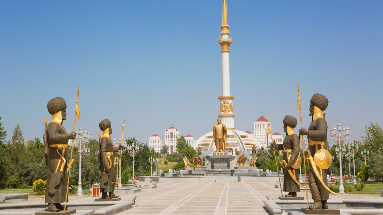 "Wrota do piekła" i księżycowe krajobrazy. Turkmenistan po latach izolacji otwiera się na turystów. "Jedno z najdziwniejszych miejsc, jakie odwiedziłam"
