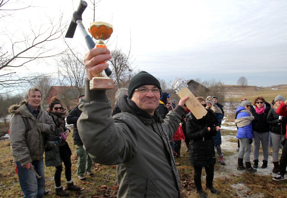 BAŁĄG MISTZROSTWA W RZUCIE MŁOTKIEM DO TELEWIZORA