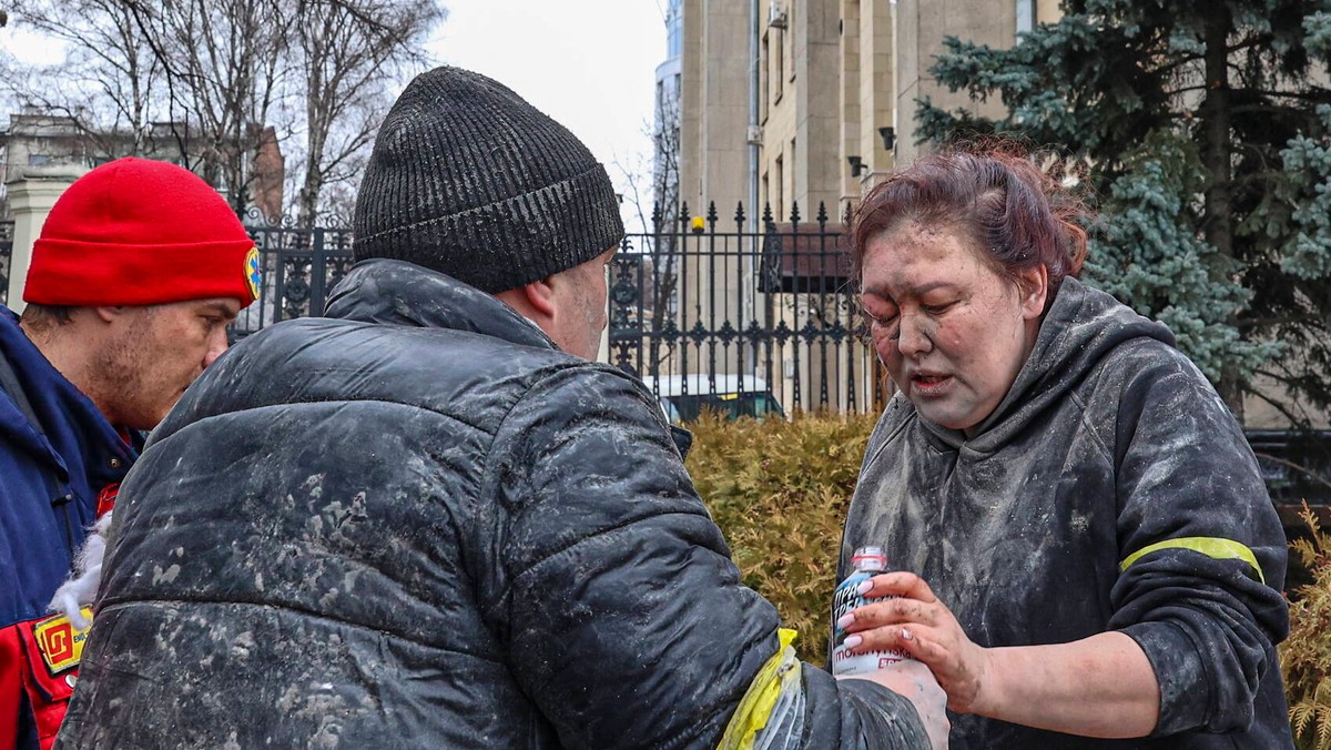 Mieszkańcy Charkowa pomagają kobiecie rannej w ostrzale miasta