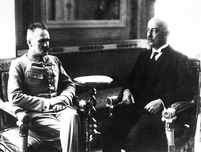 Józef Piłsudski nigdy nie wypierał się zawierania układów z Austriakami. Przyznając się do kontaktów z oficerami armii habsburskiej, uprawiał jednocześnie sprytną grę niedomówień.