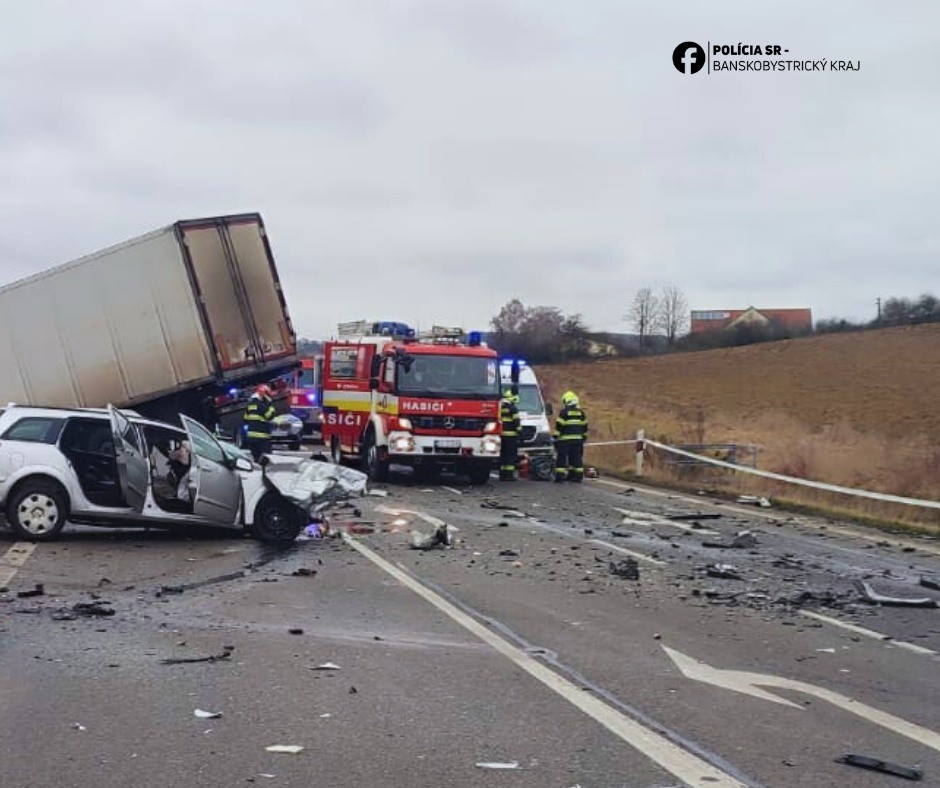 Pri Vidinej sa čelne zrazili osobné auto s nákladným.