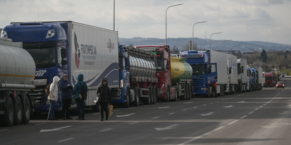 Kolejka TIR-ów przed granicą w Medyce pod koniec listopada