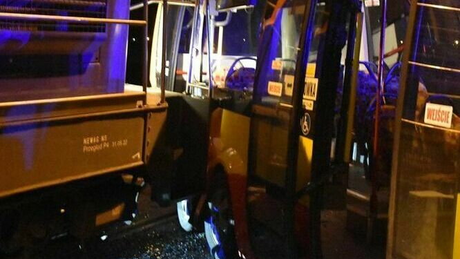 O włos od tragedii: autobus utknął na szynach
