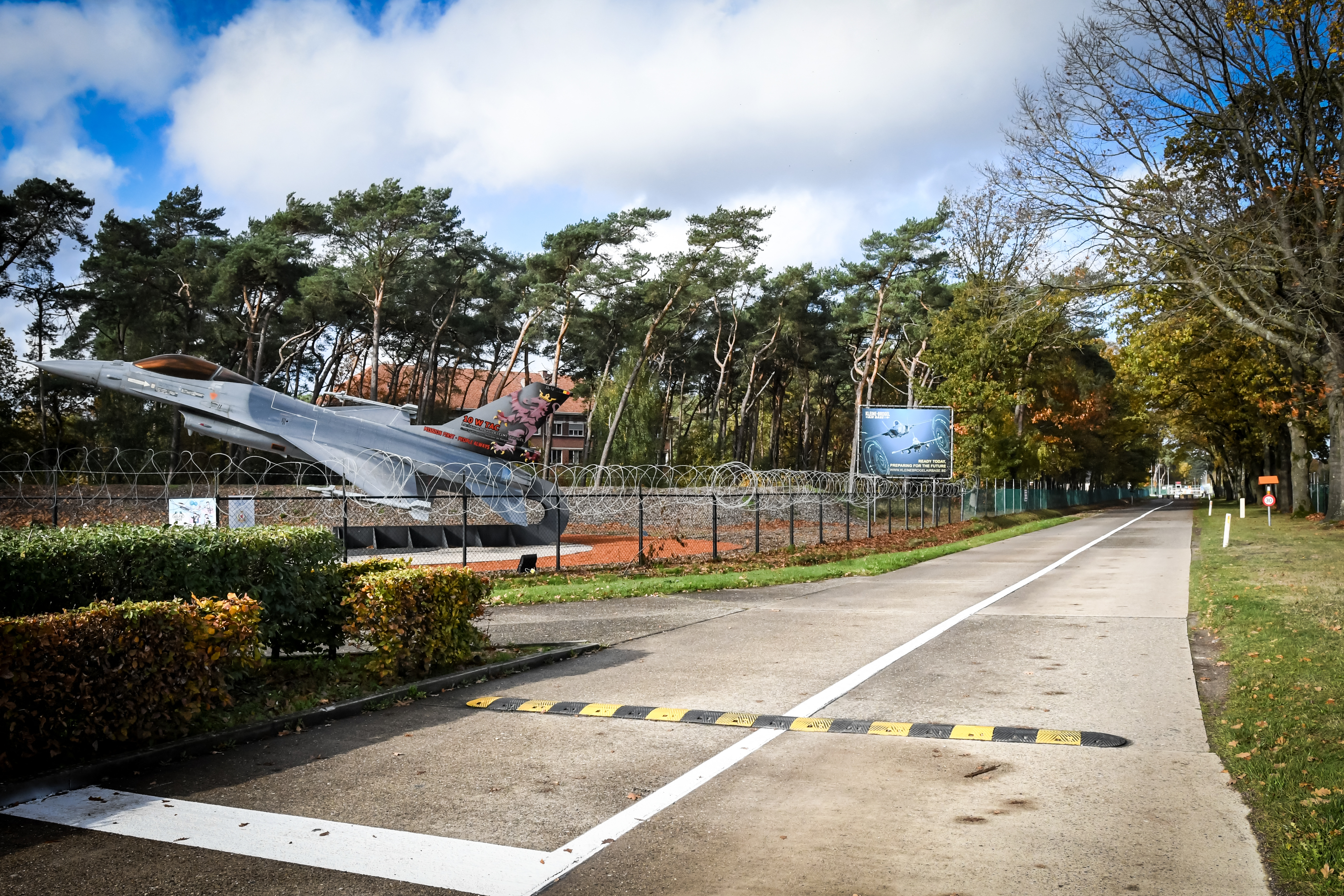 Professionele drones boven de kernwapenbasis in België - de politie achtervolgt