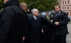 Zarzut zdrady dyplomatycznej jest 'bezprawny i szkalujący'. Ruszył proces Radosław Sikorski kontra Jarosław Kaczyński
