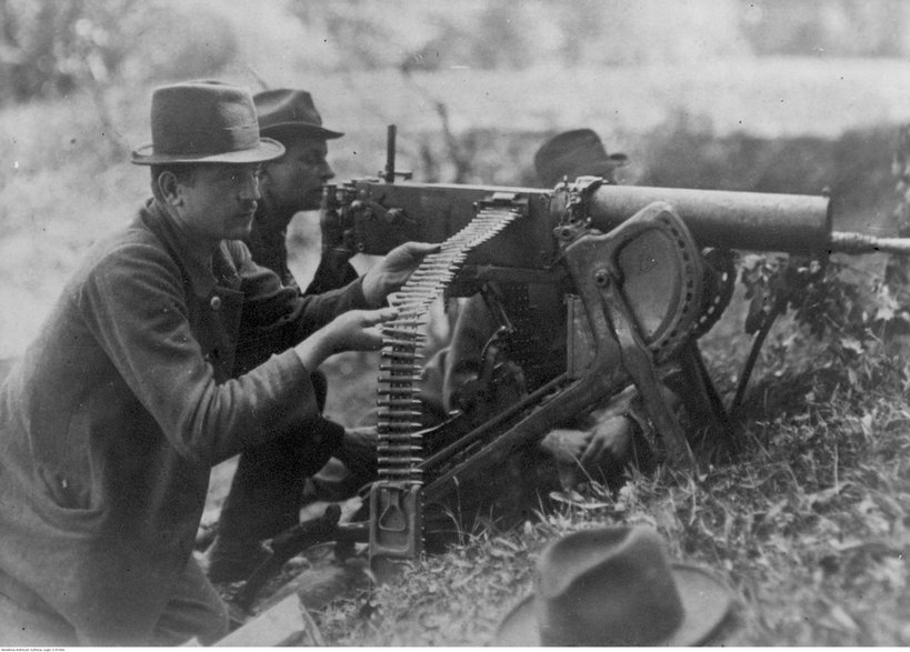 III powstanie śląskie - powstańczy ciężki karabin maszynowy Maxim wz. 1908 na podstawie saneczkowej w akcji nad Odrą (źródło: NAC, zespół: Koncern Ilustrowany Kurier Codzienny - Archiwum Ilustracji, sygnatura: 1-H-442).