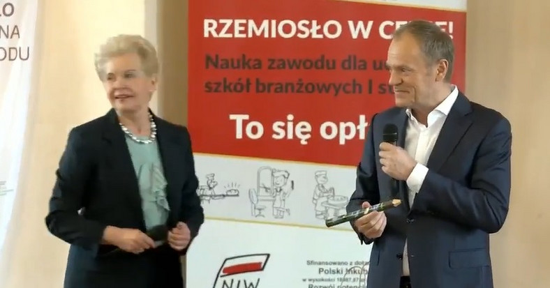 Donald Tusk dostał w prezencie ołówek