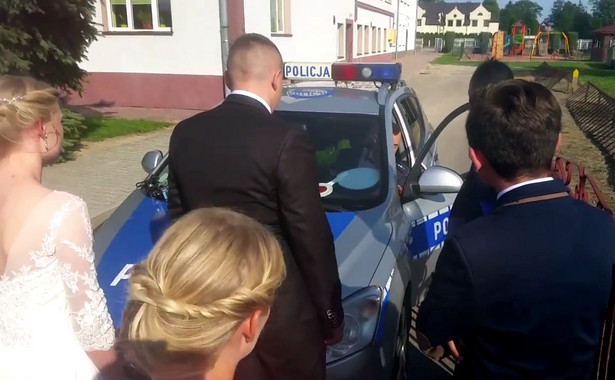 Drogówka kontra rozjuszeni weselnicy. Policja tłumaczy się z kontroli orszaku [WIDEO z interwencji]